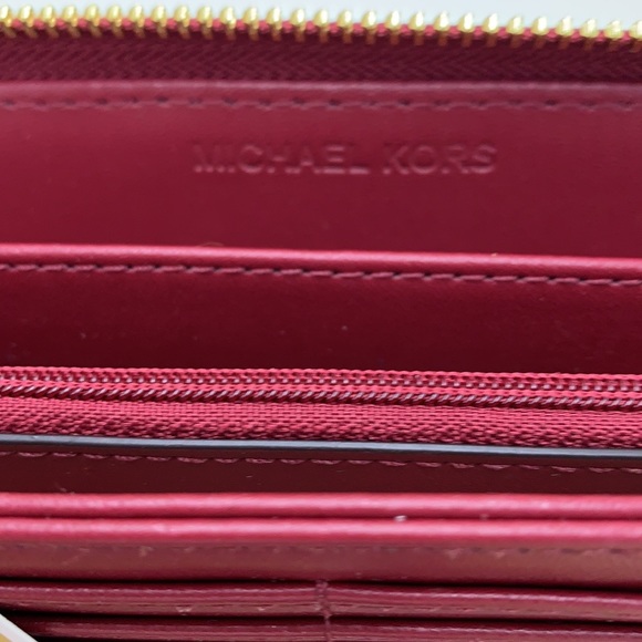 MICHAEL KORS
Leather Continental Wristlet Phone Case Wallet
Oxblood
NWT - Picture 5 of 16